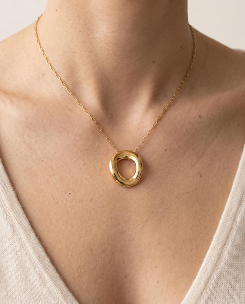 Nº 5, ketting met open cirkel 45 cm, goudkleurig roestvrij staal, gedragen om de hals