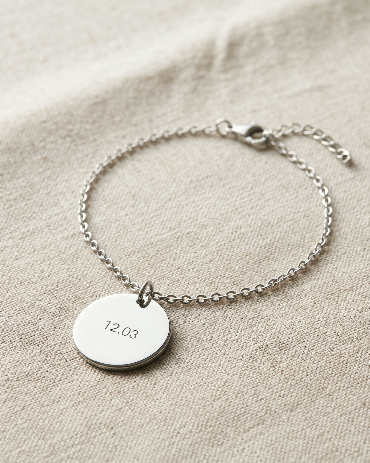 Nº 11, armband met munt 20 mm, zilverkleur, roestvrij staal, op linnen ondergrond