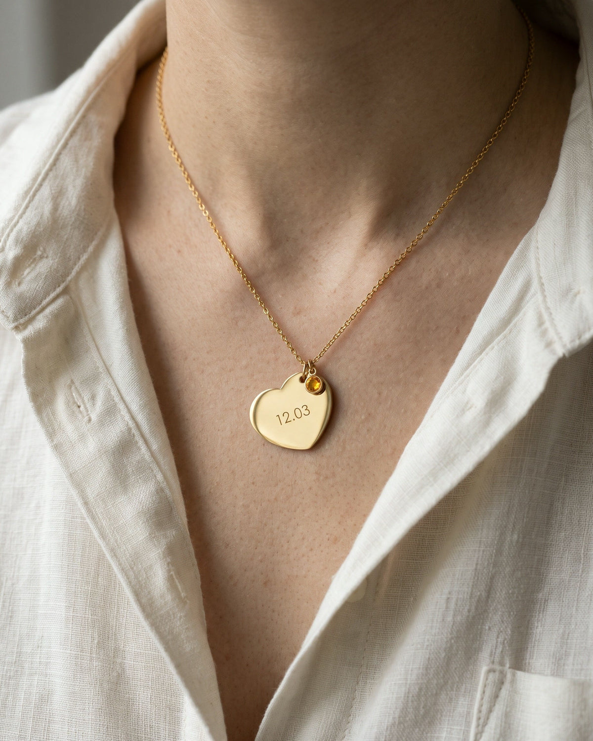 Nº 12, ketting met hart 20 bij 25 mm, goudkleurig roestvrij staal, gedragen om de hals