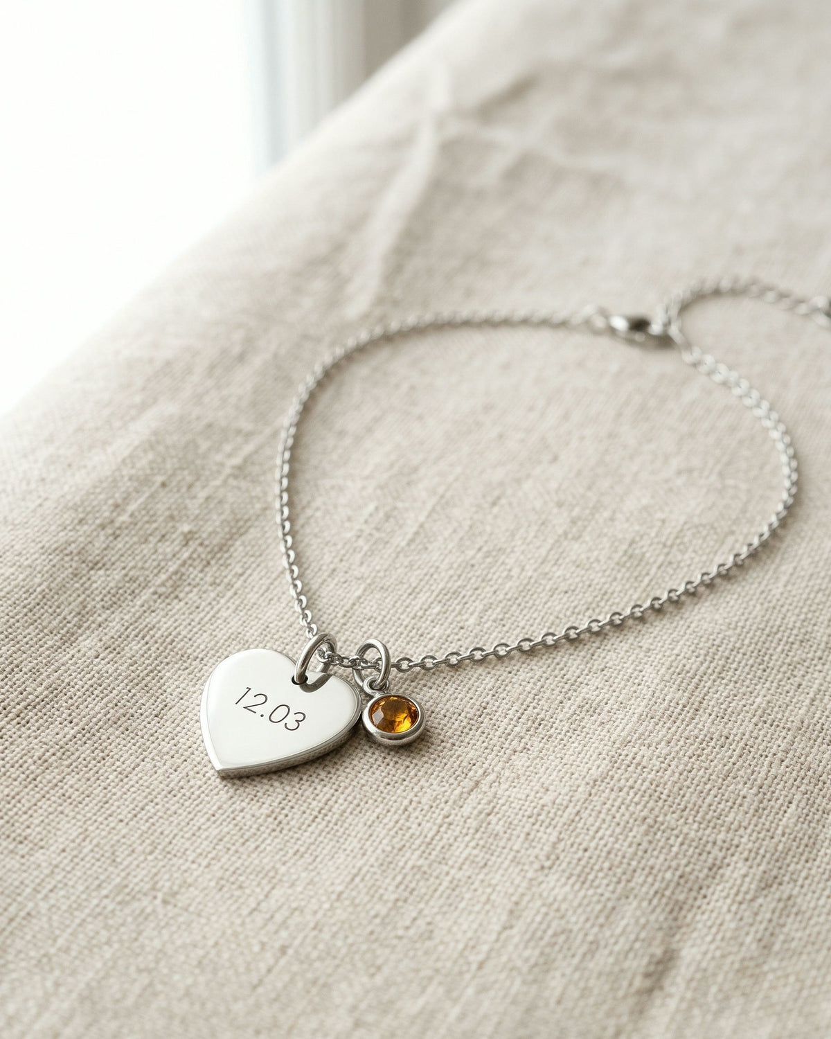Nº 12, ketting met hart 20 bij 25 mm, zilverkleur, roestvrij staal, op linnen ondergrond