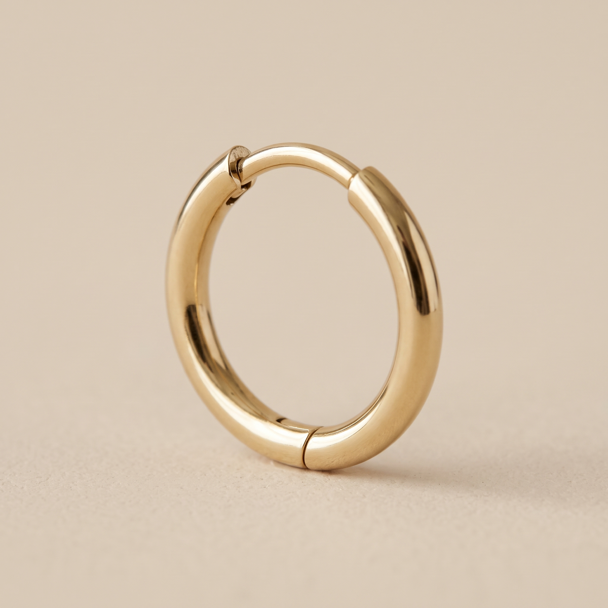 Nº 2, creolen 14 mm, goudkleurig roestvrij staal, detail van sluiting en scharnier
