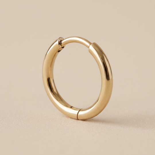 Nº 2, creolen 14 mm, goudkleurig roestvrij staal, detail van sluiting en scharnier