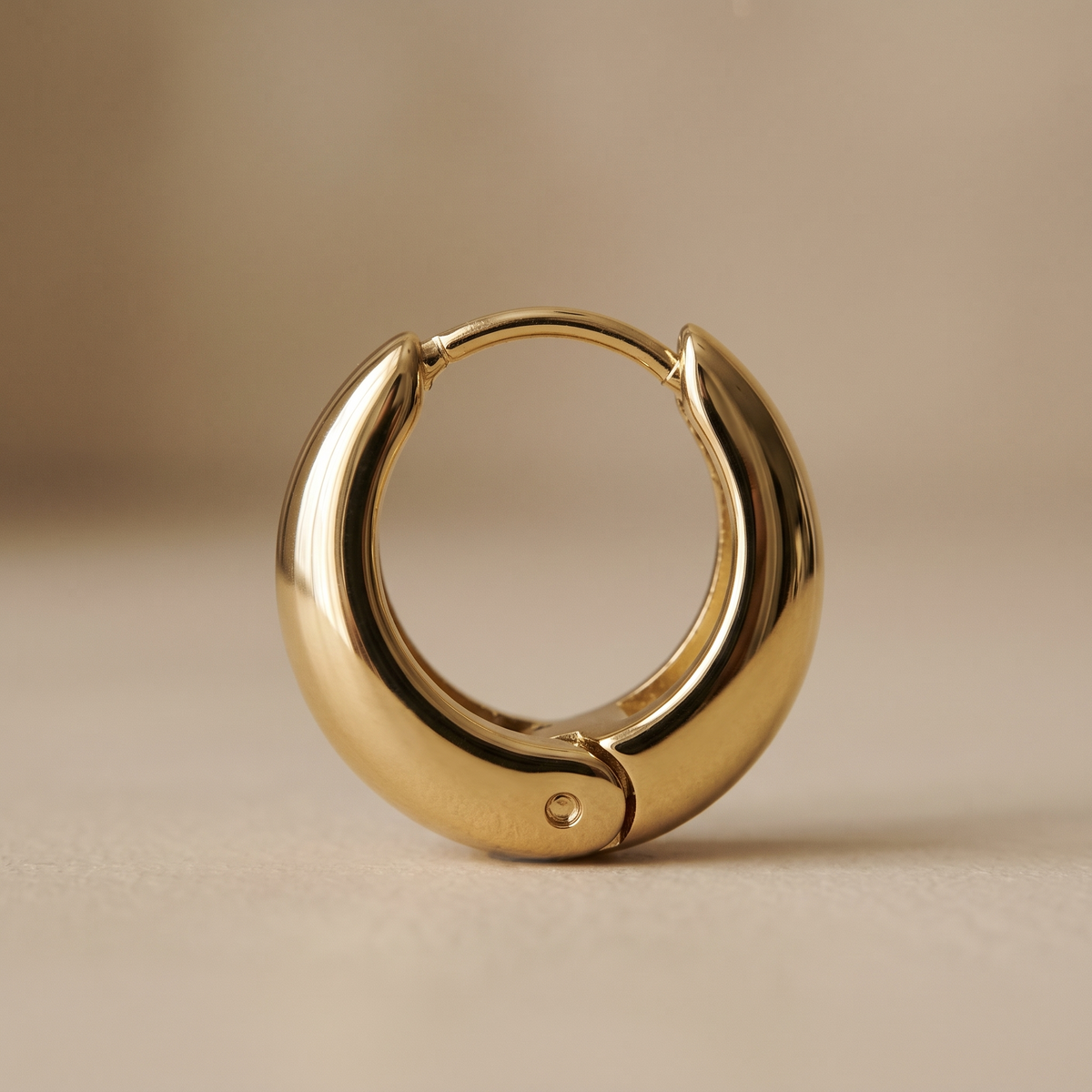 Nº 3, bolle creolen 15,5 mm, goudkleurig roestvrij staal, detail van sluiting en scharnier