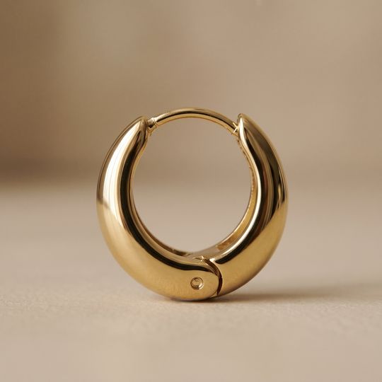 Nº 3, bolle creolen 15,5 mm, goudkleurig roestvrij staal, detail van sluiting en scharnier
