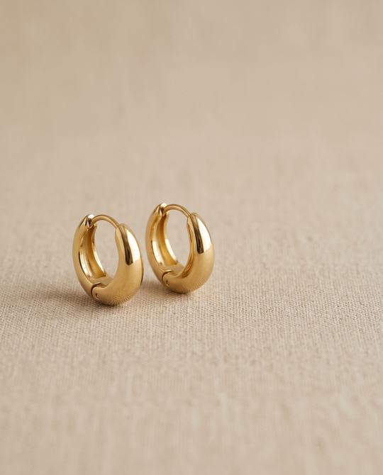 Nº 3, bolle creolen 15,5 mm, goudkleurig roestvrij staal, op zandkleurige ondergrond