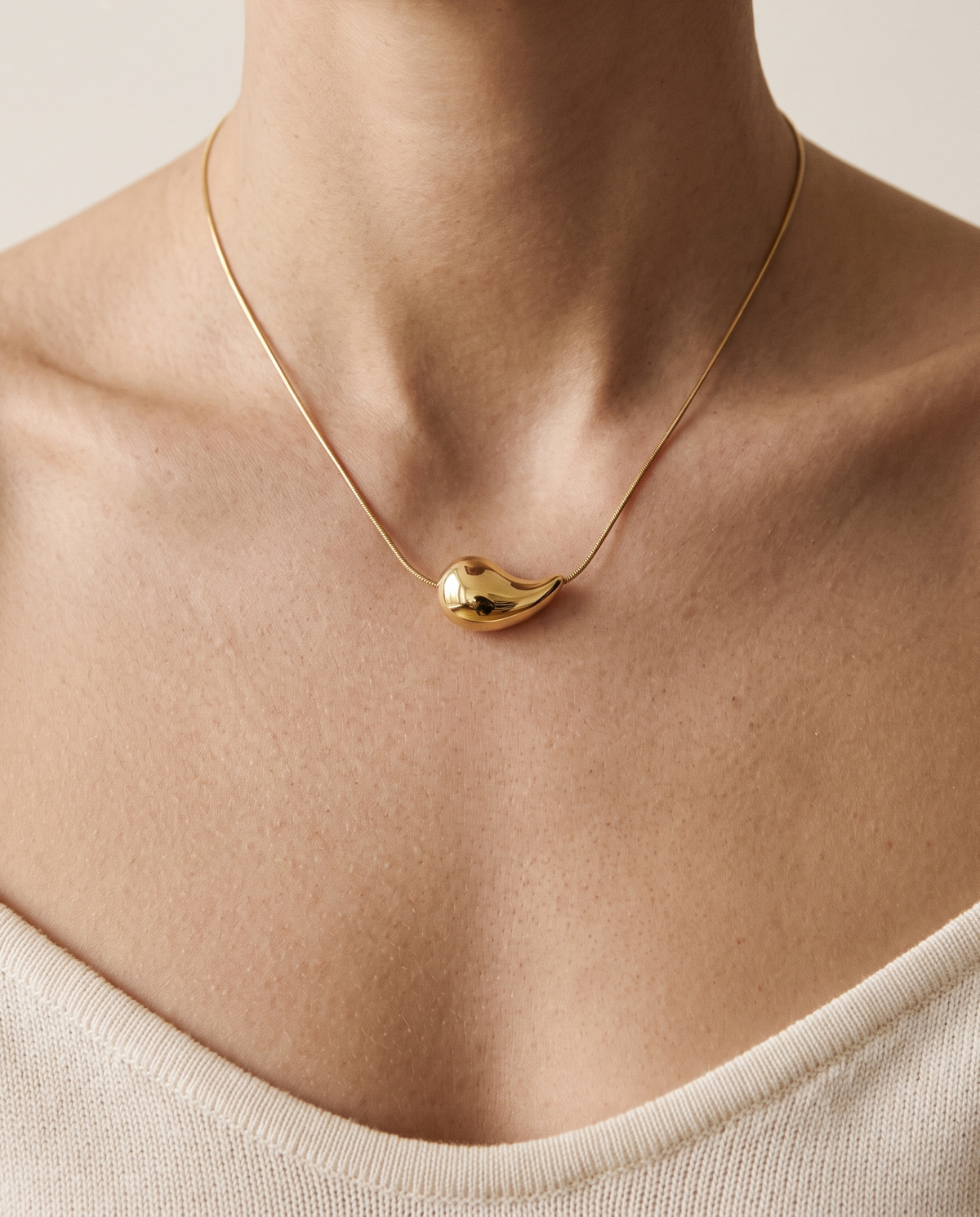 Nº 4, ketting met druppel 40 cm, goudkleurig roestvrij staal, gedragen om de hals