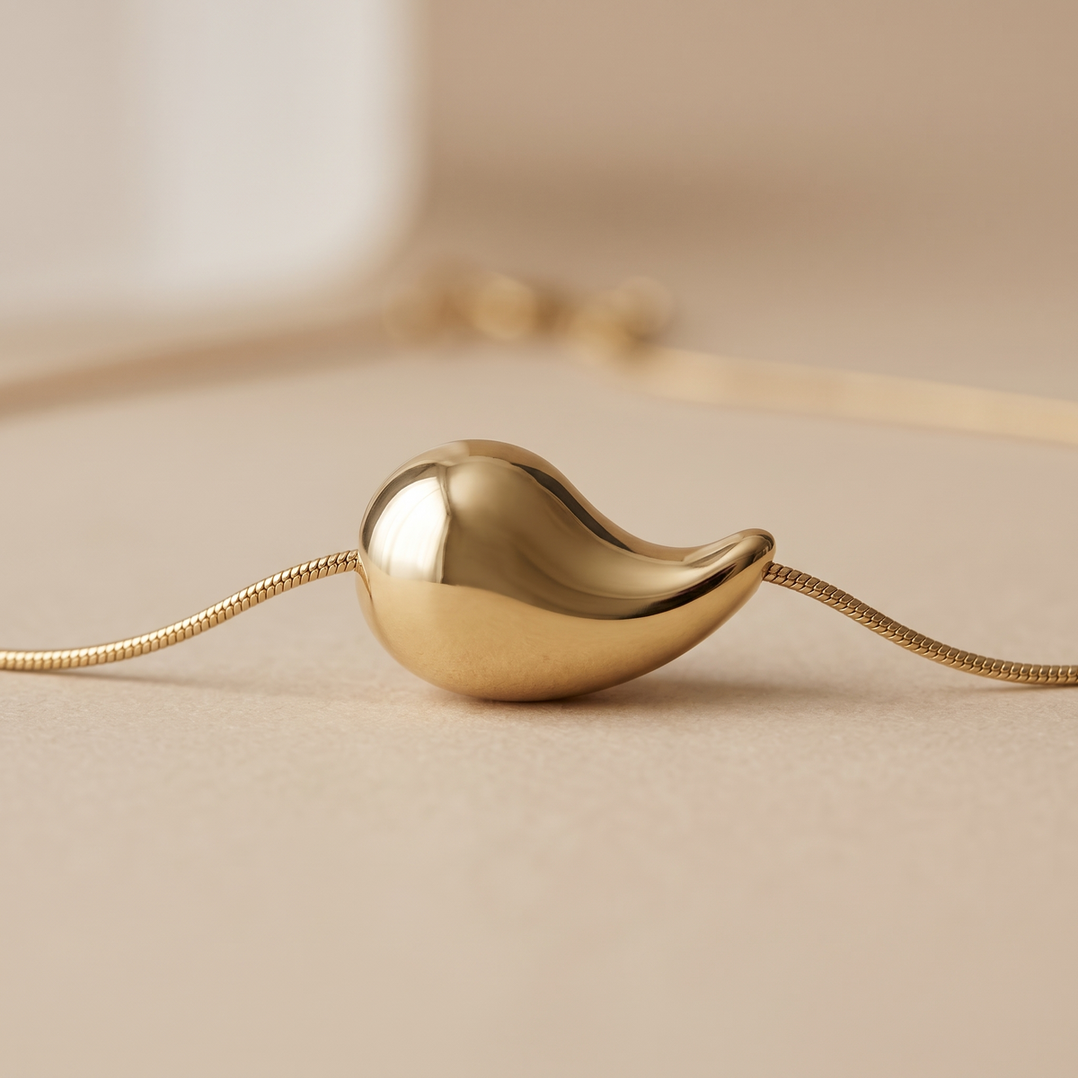 Nº 4, ketting met druppel 40 cm, goudkleurig roestvrij staal, detail van de hanger