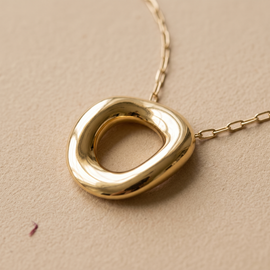 Nº 5, ketting met open cirkel 45 cm, goudkleurig roestvrij staal, detail van de hanger