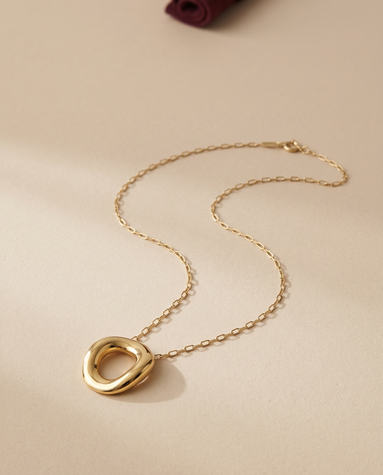 Nº 5, ketting met open cirkel 45 cm, goudkleurig roestvrij staal, op zandkleurige ondergrond