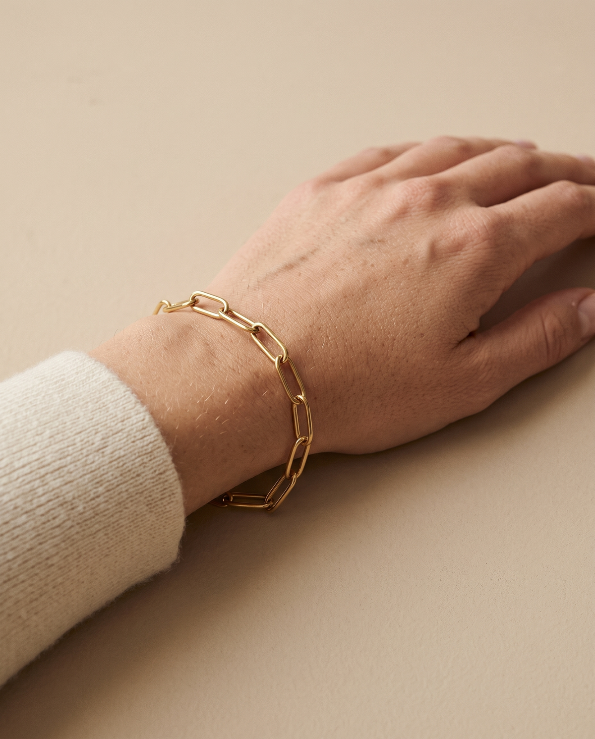 Nº 6, schakelarmband 16,5 cm, goudkleurig roestvrij staal, gedragen om de pols