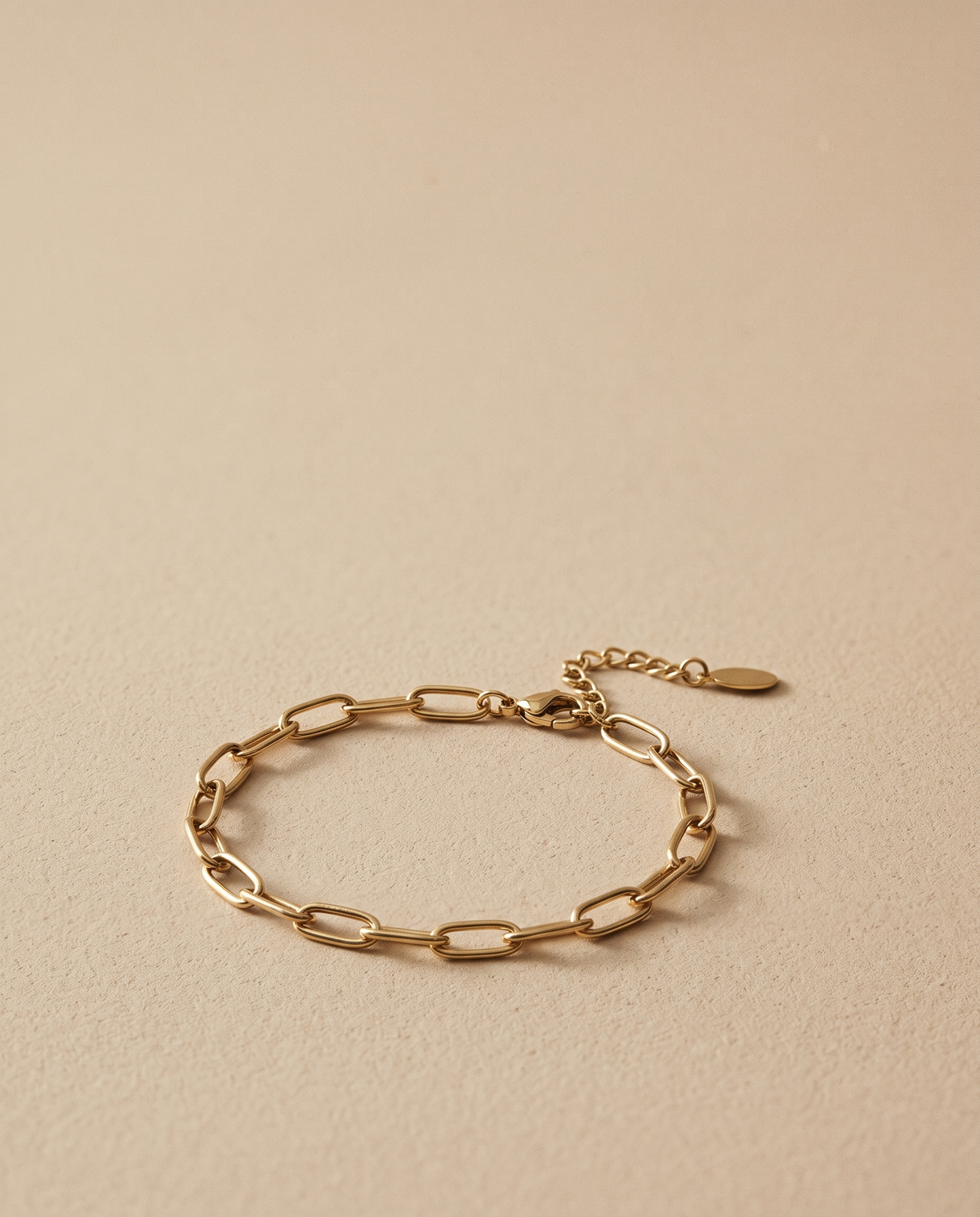 Nº 6, schakelarmband 16,5 cm, goudkleurig roestvrij staal, op zandkleurige ondergrond