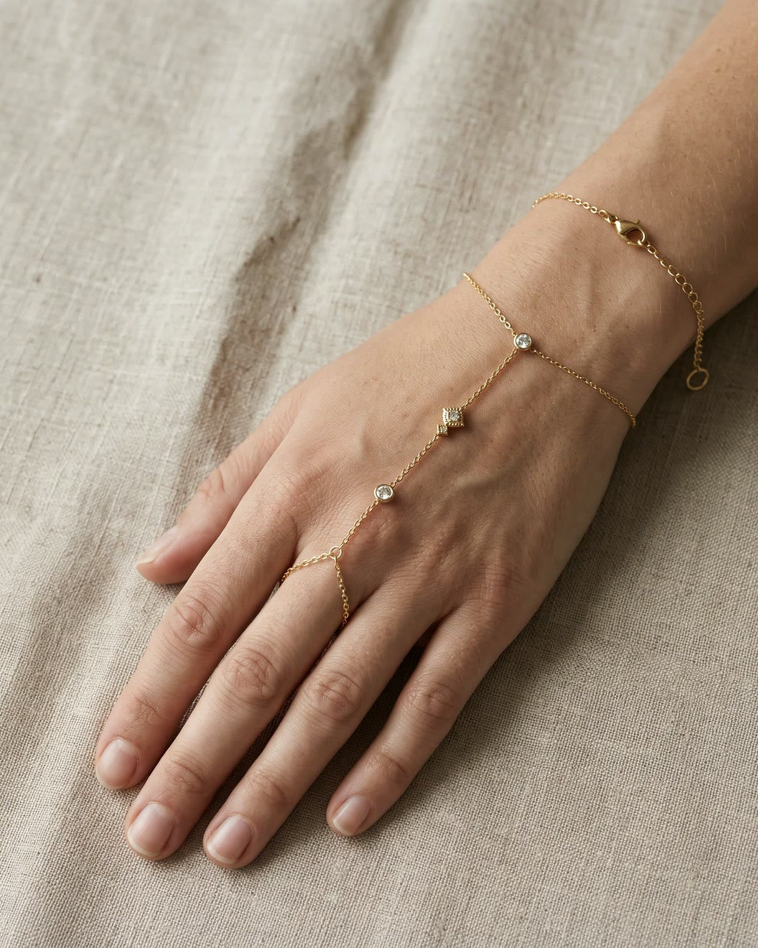 Nº 7, handchain met strass 16 cm, goudkleurig roestvrij staal, gedragen om pols en vinger