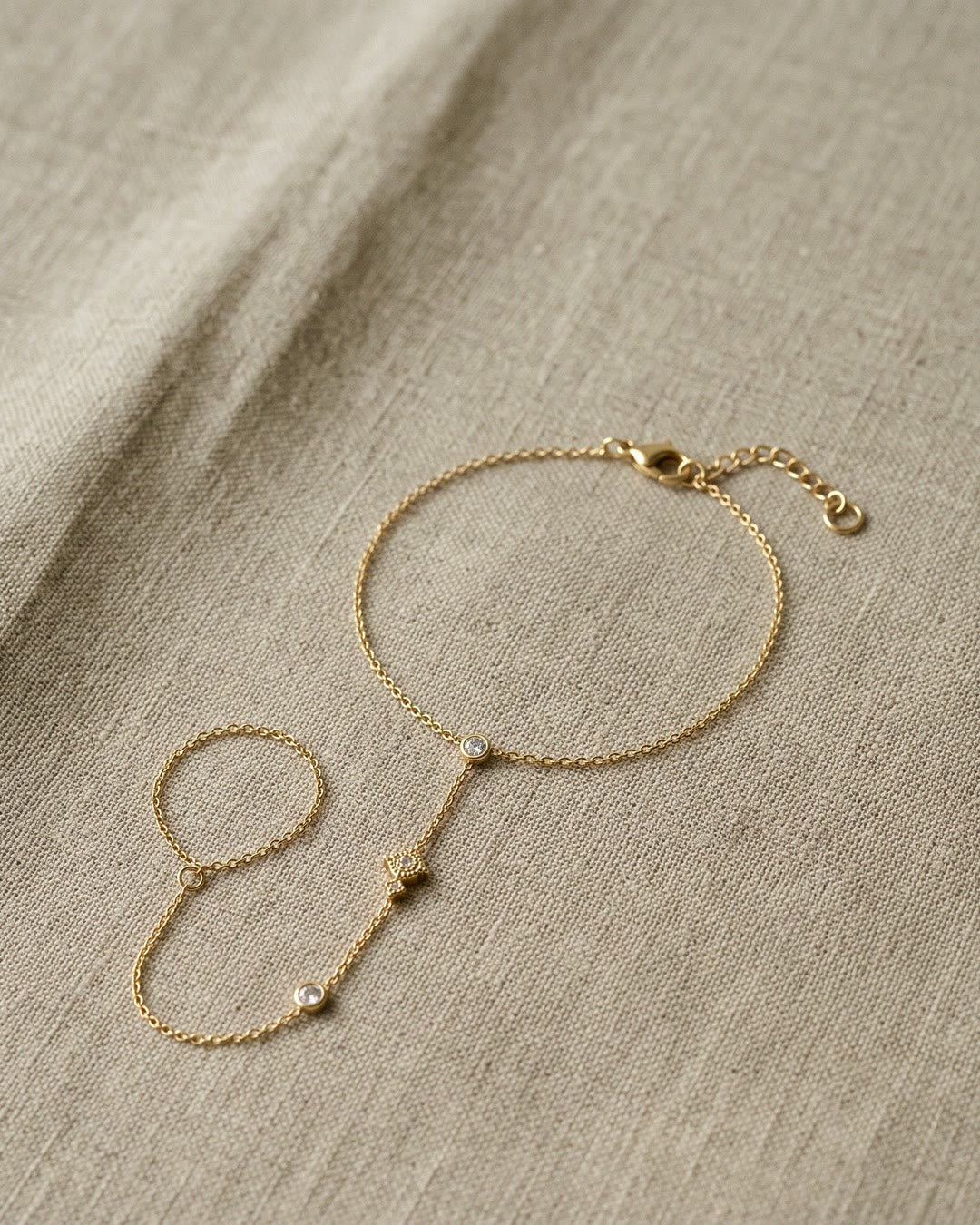 Nº 7, handchain met strass 16 cm, goudkleurig roestvrij staal, op linnen ondergrond