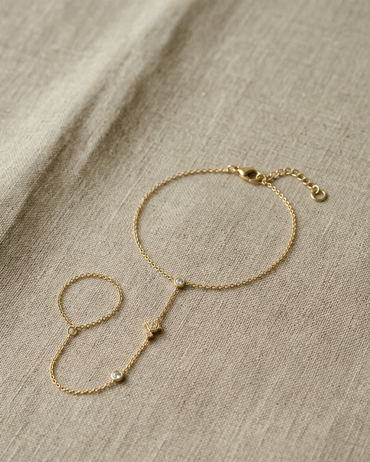 Nº 7, handchain met strass 16 cm, goudkleurig roestvrij staal, op linnen ondergrond