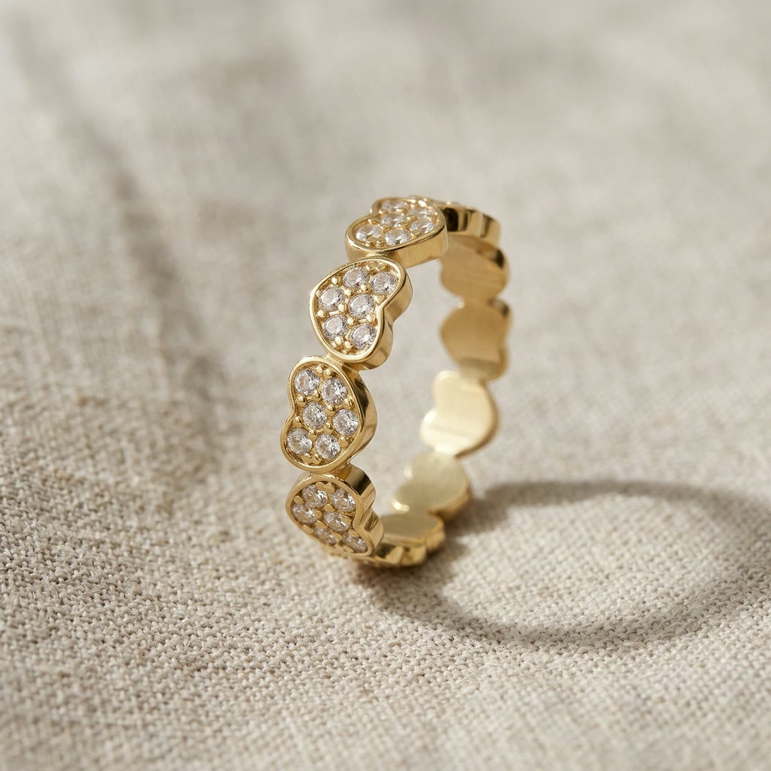 Nº 8, ring met hartjes, goudkleurig roestvrij staal, detail van de hartjes met strass