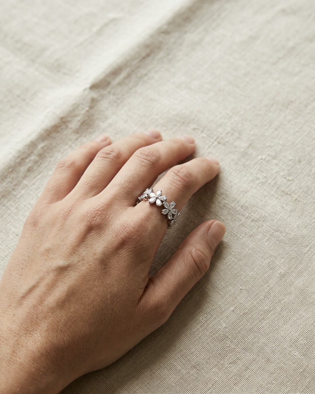 Nº 9, ring met bloemen, zilverkleur, roestvrij staal, gedragen aan de hand