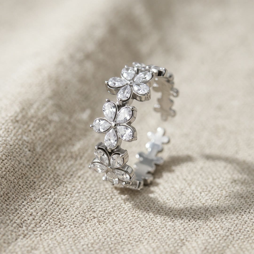 Nº 9, ring met bloemen, zilverkleur, roestvrij staal, detail van de bloemen met strass