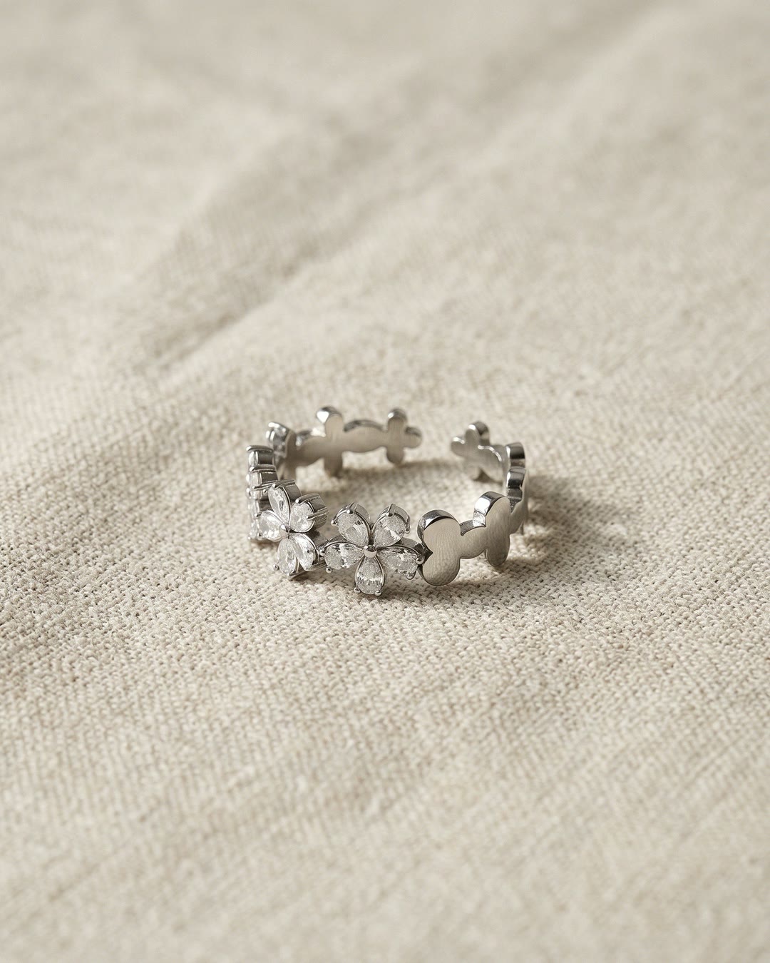 Nº 9, ring met bloemen, zilverkleur, roestvrij staal, op linnen ondergrond
