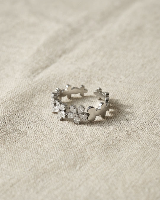 Nº 9, ring met bloemen, zilverkleur, roestvrij staal, op linnen ondergrond