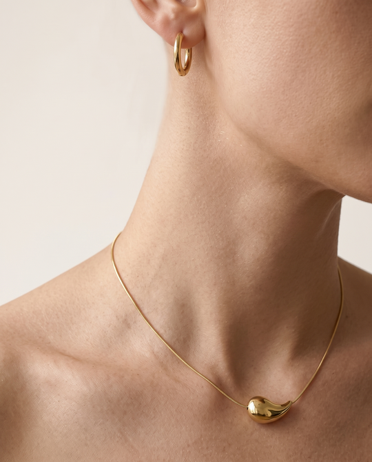 Nº 1 en Nº 4, creolen 12 mm en ketting 40 cm, goudkleurig roestvrij staal, gedragen