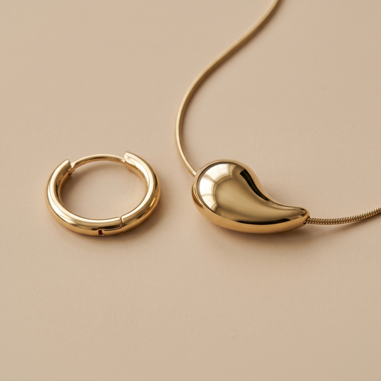 Nº 1 en Nº 4, creolen 12 mm en ketting 40 cm, goudkleurig roestvrij staal, detail van creool en hanger